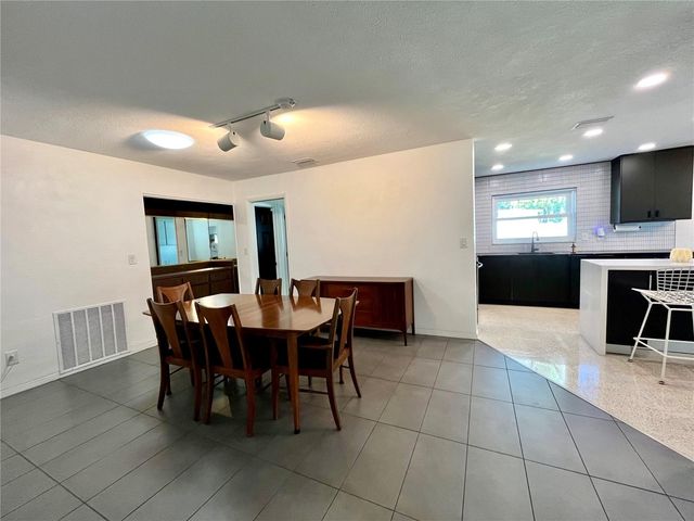 1945 68TH AVENUE S, St Petersburg, FL 33712