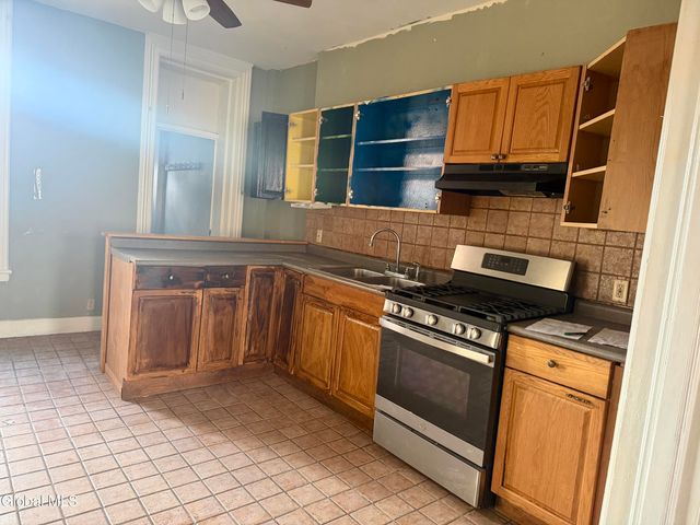 3256 6th Avenue, Troy, NY 12180