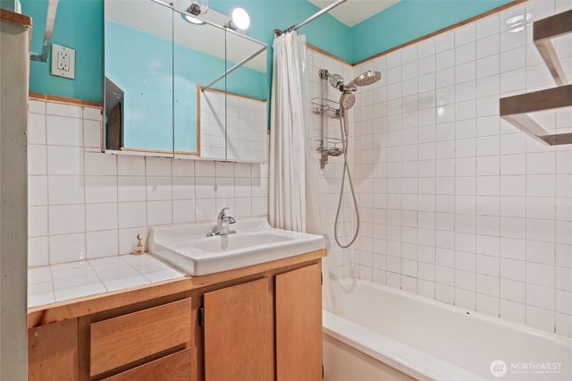 6737 Sycamore Avenue NW, Seattle, WA 98117