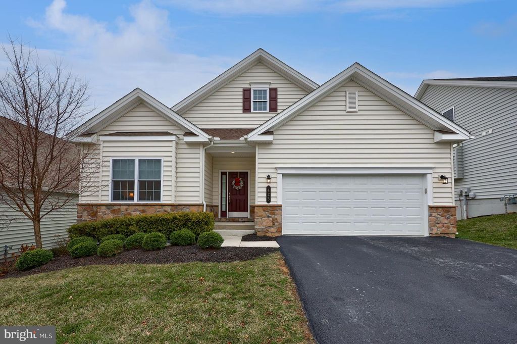423 VALOR DR, Lititz, PA 17543