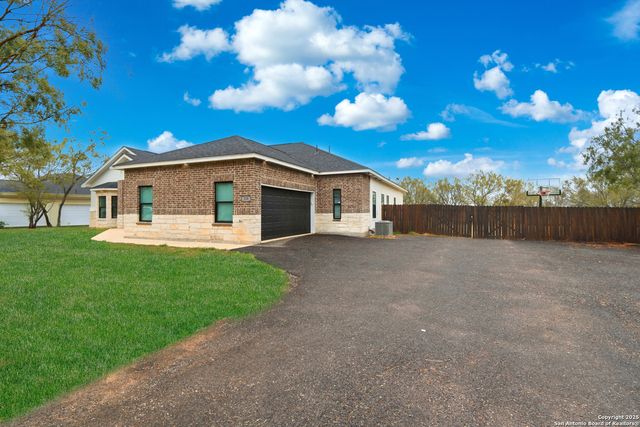 128 Hidden Ranch Ct., Floresville, TX 78114