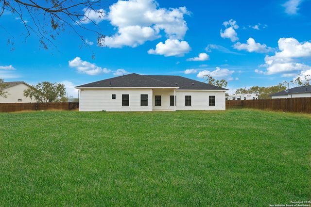 128 Hidden Ranch Ct., Floresville, TX 78114