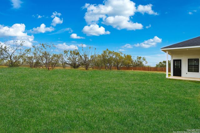 128 Hidden Ranch Ct., Floresville, TX 78114