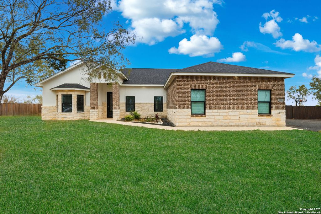 128 Hidden Ranch Ct., Floresville, TX 78114