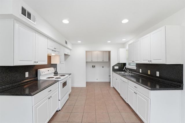 1300 E Hanson Street, Cleveland, TX 77327