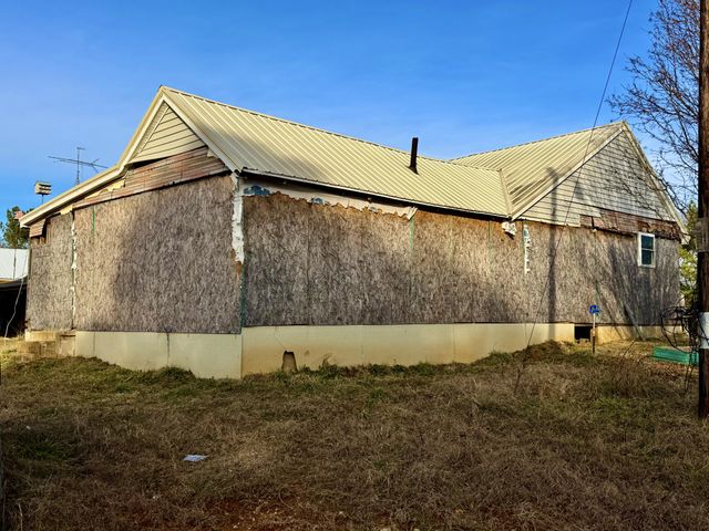 748 Old McKenzie Hwy, Paris, TN 38242