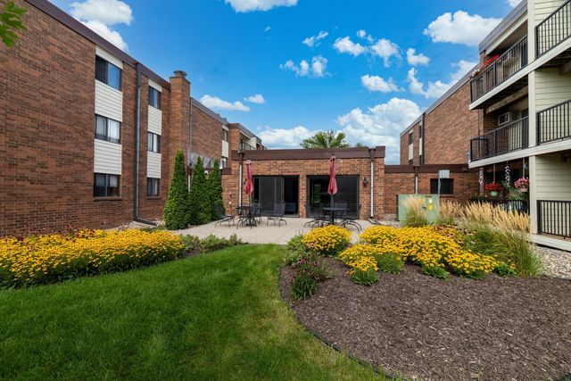 4 Pine Tree Drive 233, Arden Hills, MN 55112