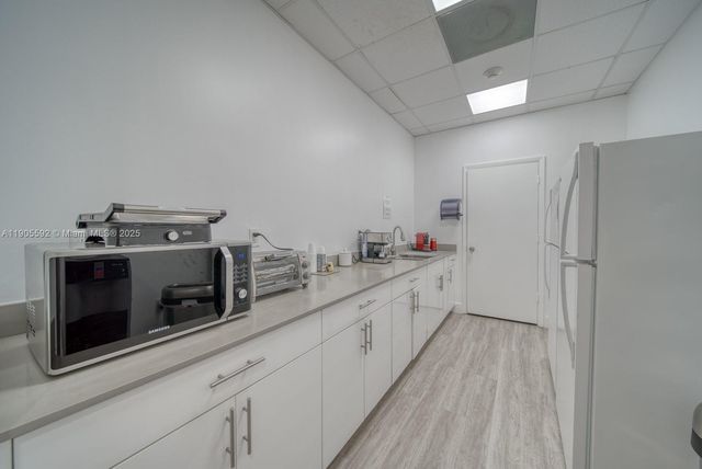 7500 NW 52nd St, Miami, FL 33166