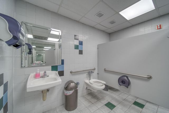 7500 NW 52nd St, Miami, FL 33166