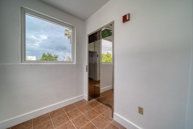 7500 NW 52nd St, Miami, FL 33166