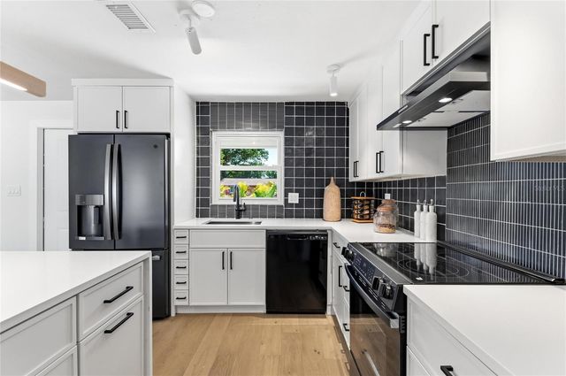 2513 CROTON AVENUE, Sarasota, FL 34239