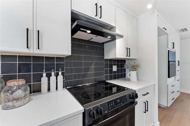 2513 CROTON AVENUE, Sarasota, FL 34239
