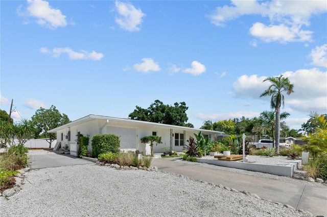 2513 CROTON AVENUE, Sarasota, FL 34239
