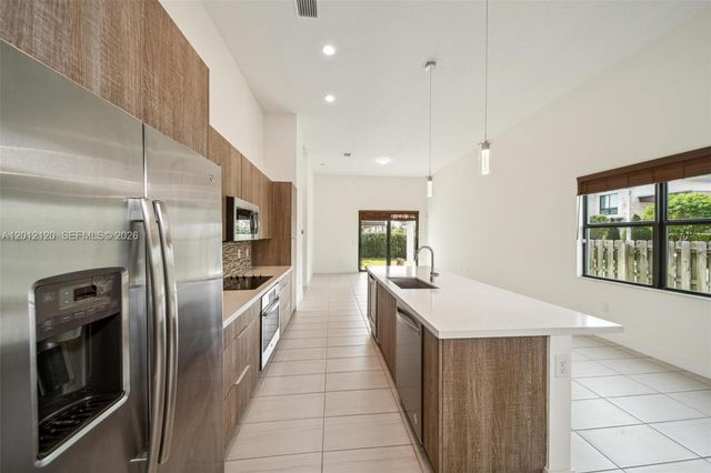 7635 NW 103rd Pl, Doral, FL 33178