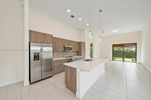 7635 NW 103rd Pl, Doral, FL 33178