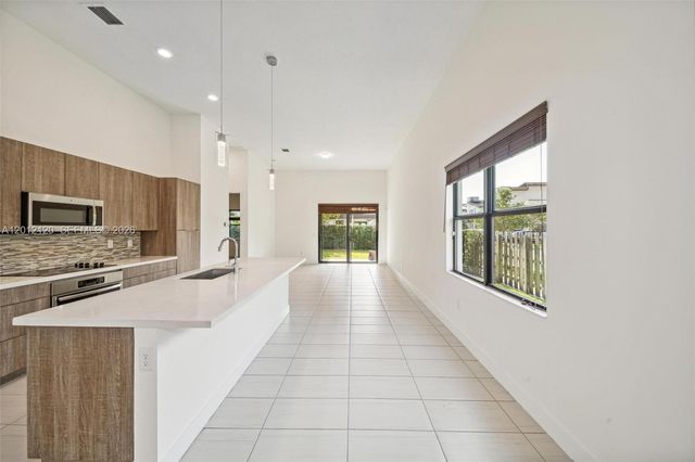 7635 NW 103rd Pl, Doral, FL 33178