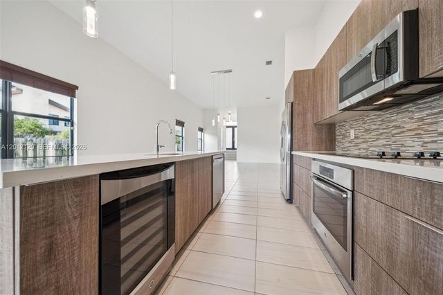 7635 NW 103rd Pl, Doral, FL 33178