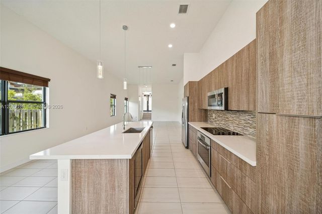 7635 NW 103rd Pl, Doral, FL 33178