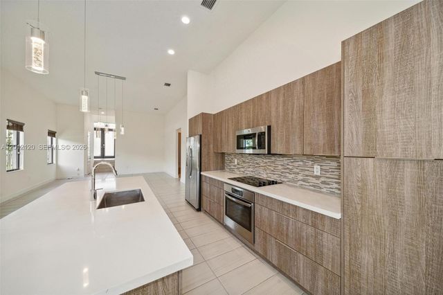 7635 NW 103rd Pl, Doral, FL 33178