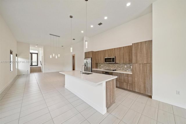 7635 NW 103rd Pl, Doral, FL 33178
