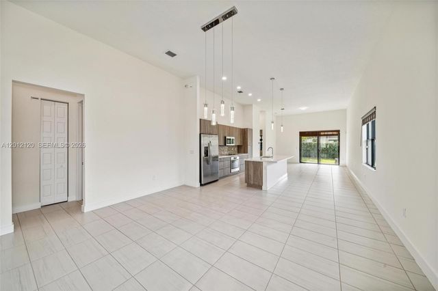 7635 NW 103rd Pl, Doral, FL 33178