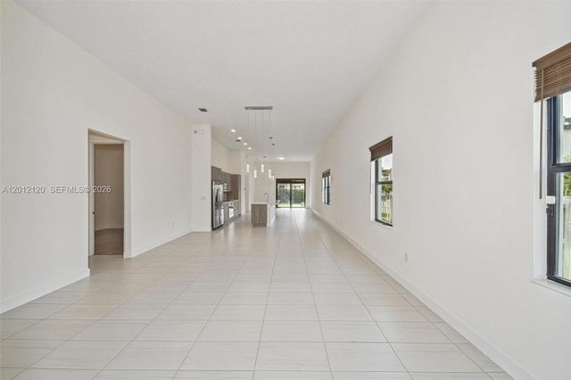 7635 NW 103rd Pl, Doral, FL 33178