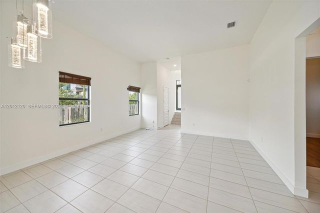 7635 NW 103rd Pl, Doral, FL 33178