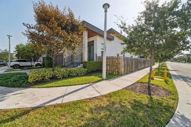 7635 NW 103rd Pl, Doral, FL 33178