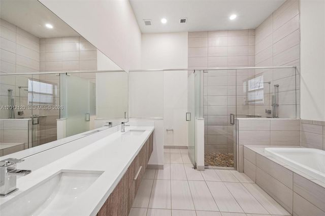 7635 NW 103rd Pl, Doral, FL 33178