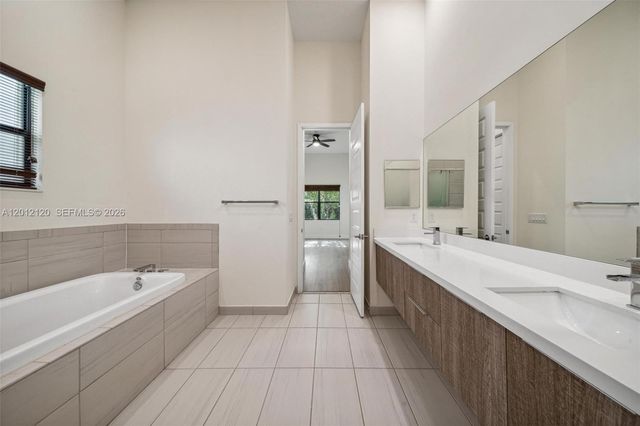 7635 NW 103rd Pl, Doral, FL 33178
