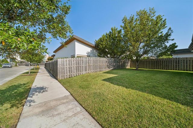 7635 NW 103rd Pl, Doral, FL 33178