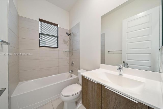 7635 NW 103rd Pl, Doral, FL 33178