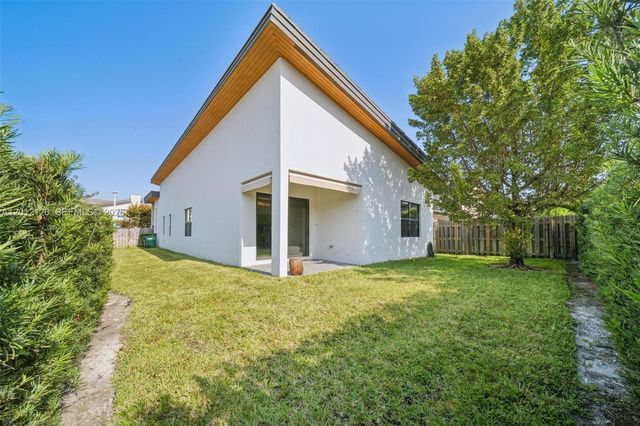 7635 NW 103rd Pl, Doral, FL 33178