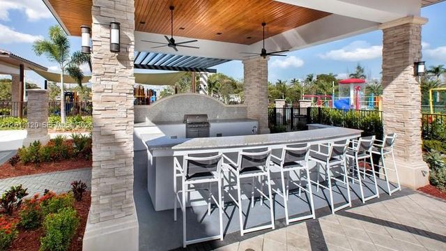 7635 NW 103rd Pl, Doral, FL 33178