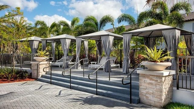7635 NW 103rd Pl, Doral, FL 33178