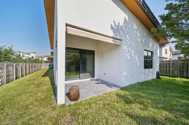 7635 NW 103rd Pl, Doral, FL 33178