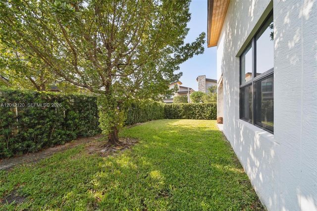 7635 NW 103rd Pl, Doral, FL 33178
