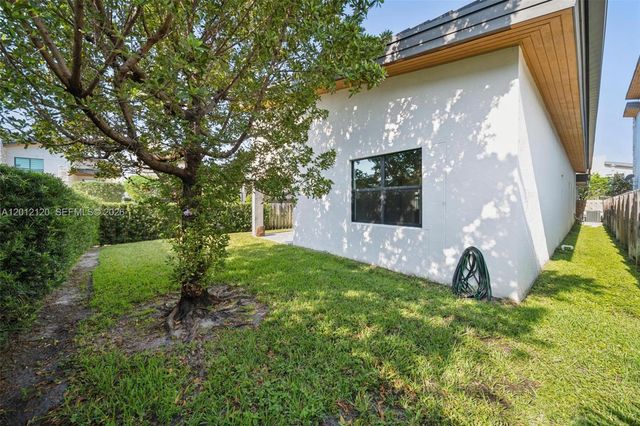 7635 NW 103rd Pl, Doral, FL 33178