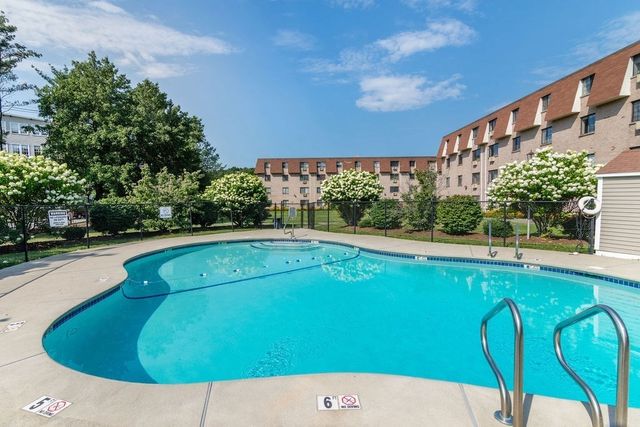 135 Grove Street 111, Rockland, MA 02370