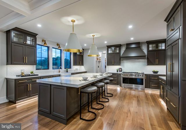 11 HARVEY LN, Malvern, PA 19355