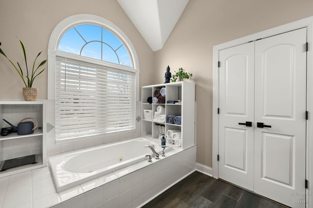 2184 Schrader Lane, North Aurora, IL 60542