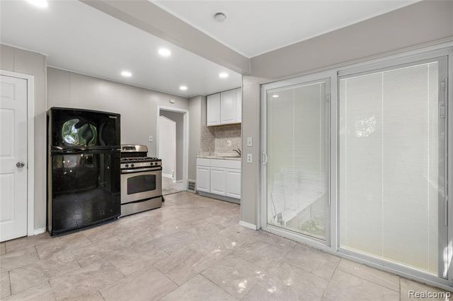 25477 Hopkins Street, Dearborn Heights, MI 48125