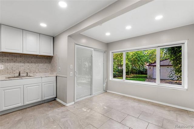 25477 Hopkins Street, Dearborn Heights, MI 48125