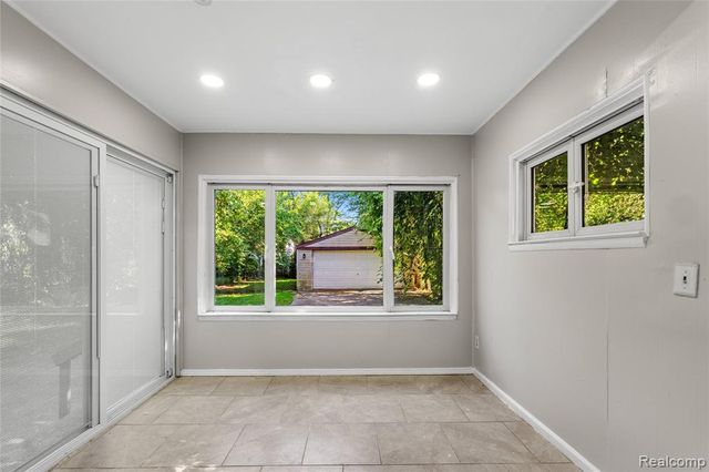 25477 Hopkins Street, Dearborn Heights, MI 48125