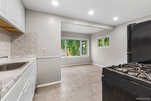 25477 Hopkins Street, Dearborn Heights, MI 48125