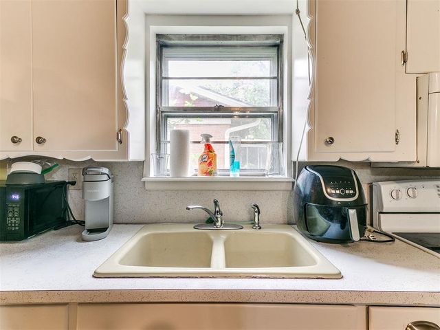 827 W Berry Road, Norman, OK 73069