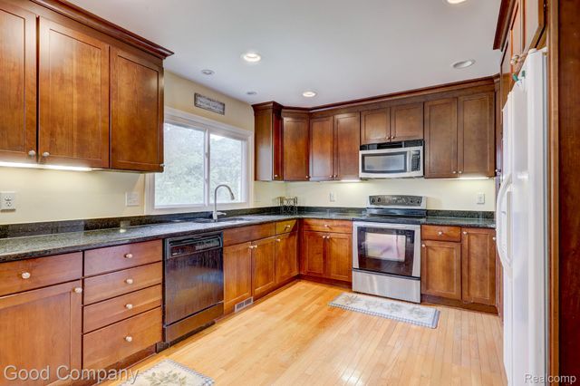 35868 Smithfield Court, Farmington, MI 48335