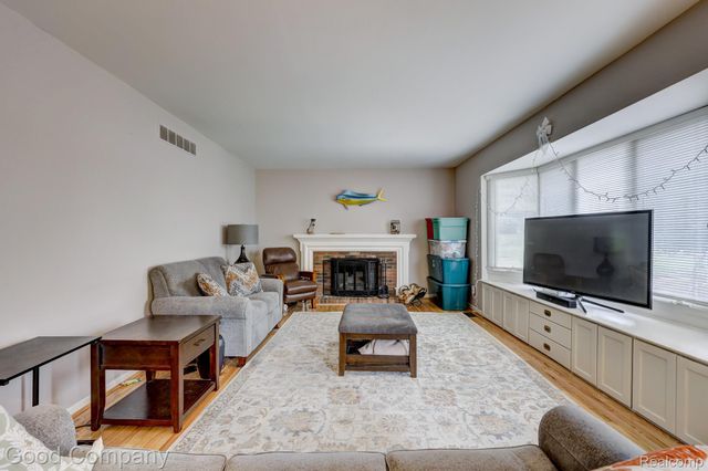 35868 Smithfield Court, Farmington, MI 48335