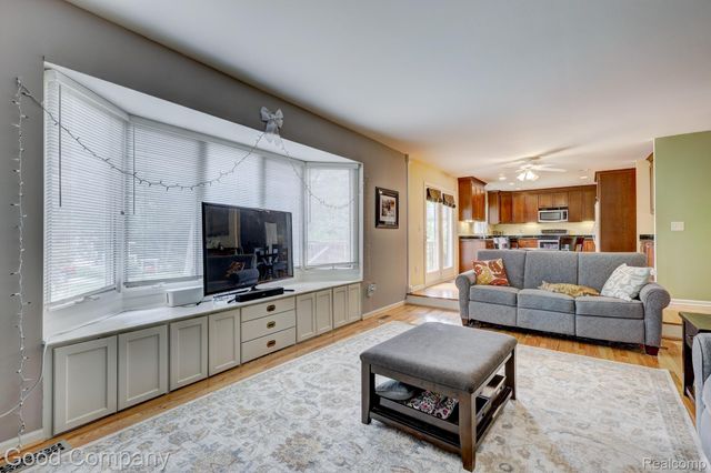 35868 Smithfield Court, Farmington, MI 48335
