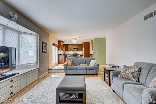 35868 Smithfield Court, Farmington, MI 48335